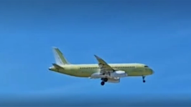 Самолет SJ-100 Кадр из видео